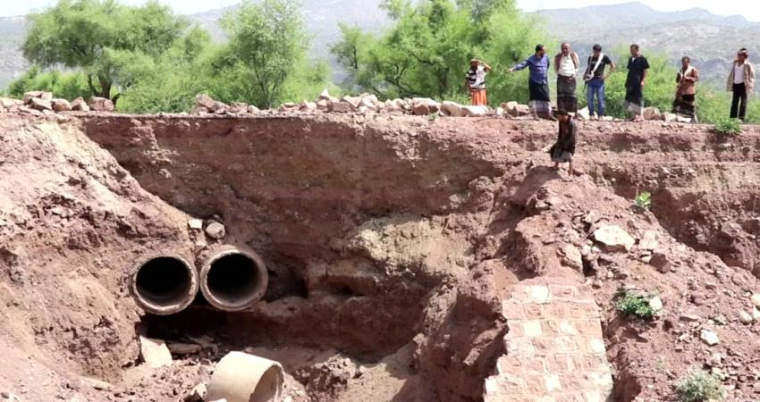 الطرق والجسور تدشن إصلاح أضرار السيول في طريق الأزارق بالضالع