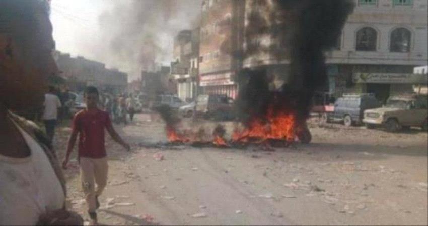 إحراق إطارات وقطع شوارع رئيسية احتجاجا على تردي الخدمات في لودر ابين