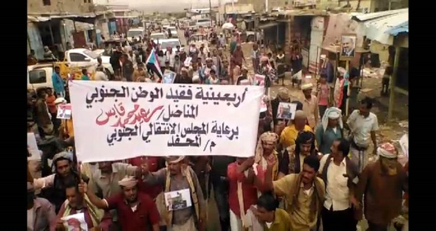 أبين.. شيخ قبلي يدعو الانتقالي لدعم الثوّار في المحفد لقطع التعزيزات الإخوانية