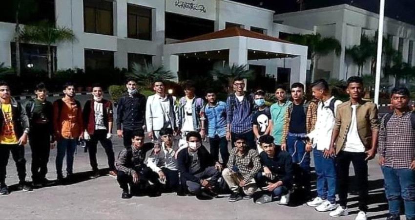  خليفة للأعمال الإنسانية تنقل عشرات الطلاب المبتعثين الى سقطرى لقضاء اجازة العيد