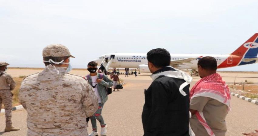 قيادات سقطرية واخرى من قوات الواجب السعودية تستقبل ثالث رحلة لنقل العالقين