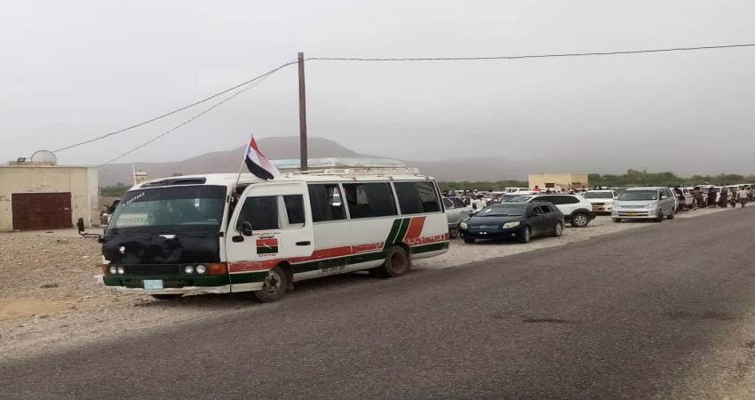 عدن تايم تنشر صورا لمنع نقاط المليشيات مئات المركبات التي تقل حشود فعالية المهرة المؤيدة للانتقالي