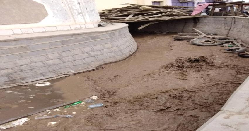 استمرار تدفق السيول في دلتا تبن بلحج