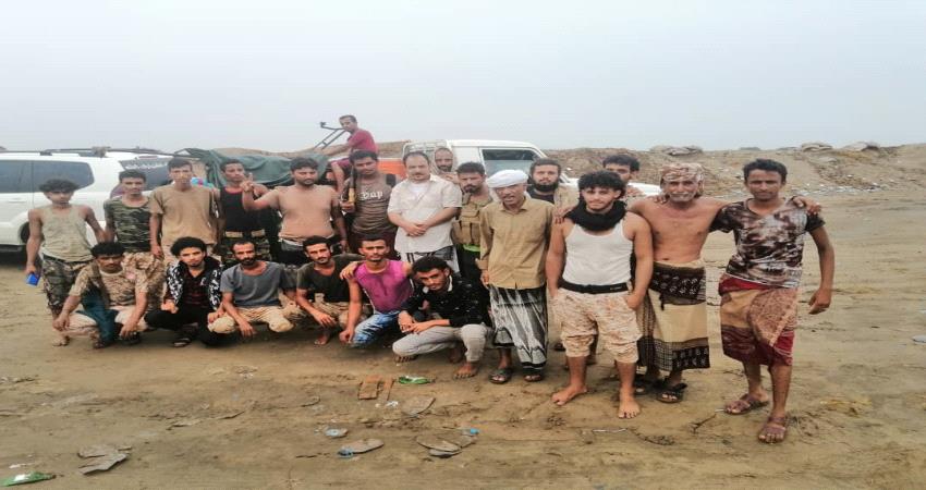 مواطنون يشاركون ابطال القوات الجنوبية فرحة العيد في الشيخ سالم والطرية