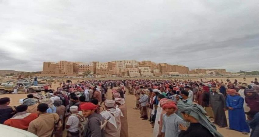 جموع غفيرة بوادي حضرموت تشيع جثمان مدير أمن #شبام ومرافقيه (صورة)