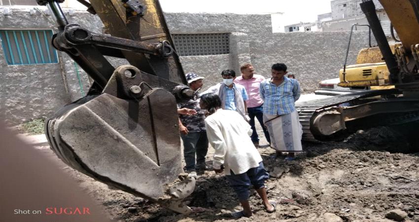 عدن..الشاجري يدشن حملة تصفية شبكة الصرف الصحي بخورمكسر