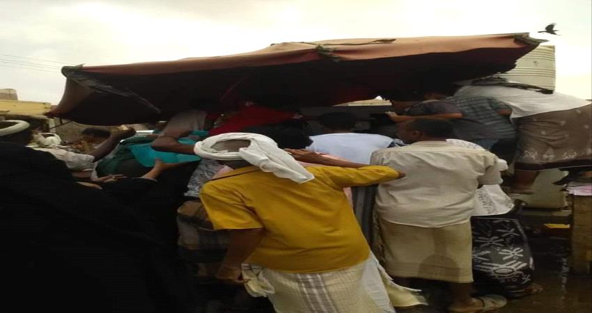 لحج .. زحام بحثا عن "الثلج" يجسد معاناة المواطنين بسبب انقطاعات الكهرباء