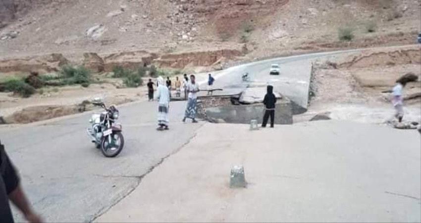السيول تقطع الخط الدولي الرابط بين حضرموت والمهرة