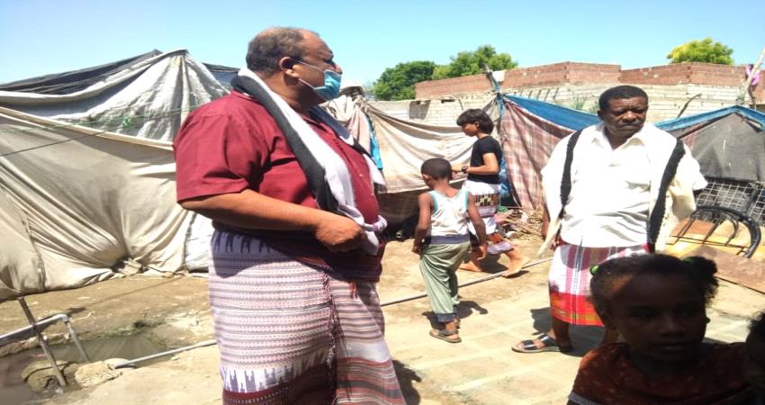 أبين.. مأمور خنفر يتفقد أسرة الطفل الذي توفى جراء الامطار في المديرية