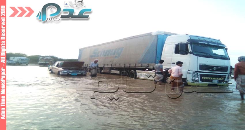 نداء استغاثة لإخراج مركبات عالقة حتى لا يكون مصيرها إلى البحر