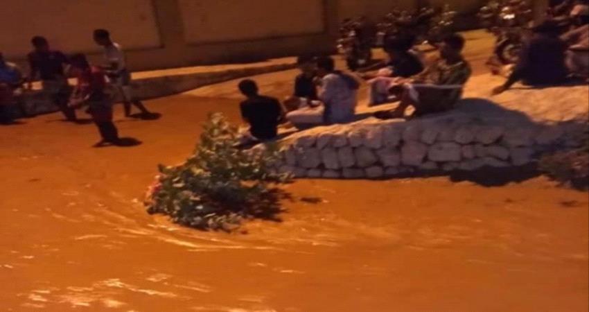 بعد انتهاء المنخفض في حضرموت.. جهات الطقس تحذر من سباحة الأطفال بمستنقعات الأمطار