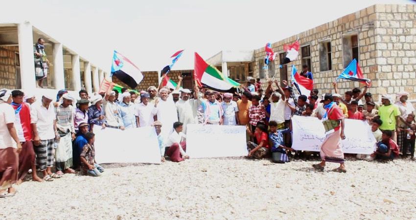 أهالي سقطرى يرفعون إعلام الامارات