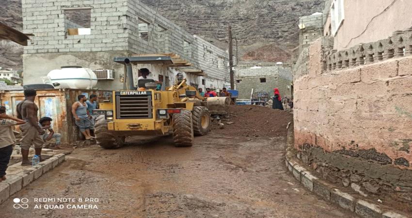 عدن.. رفع وإزالة مخلفات السيول المعلا