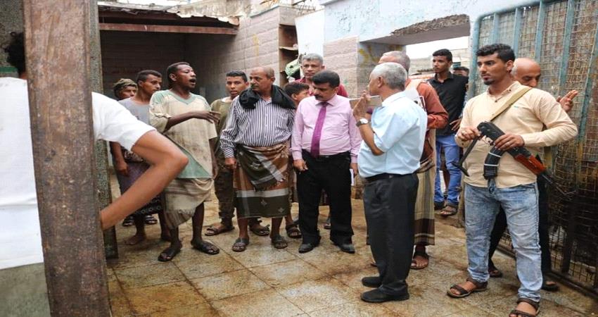 عدن.. مأمور الشيخ عثمان يشرف على رفع العوائق من الشوارع 