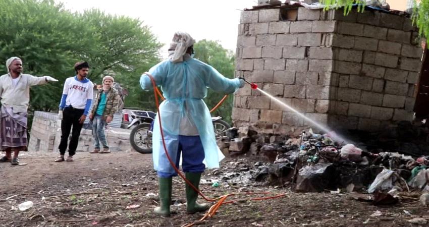 تواصل حملات الرش الرذاذي والضبابي لمصادر البعوض والحشرات الناقلة للأمراض بالضالع