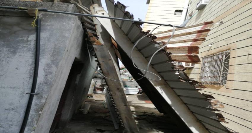 عدن.. مدير خورمكسر يوجه بسرعة انجاز حصر اضرار العاصفة المطرية