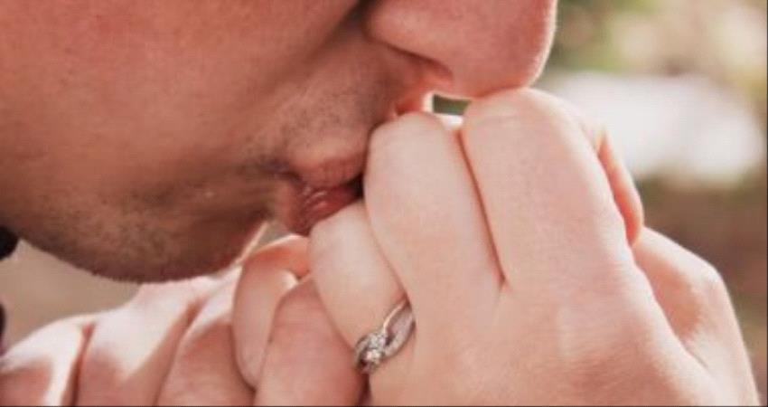 حكاية هندى ادعى علاج كورونا بـ "تقبيل اليد" فمات بالفيروس