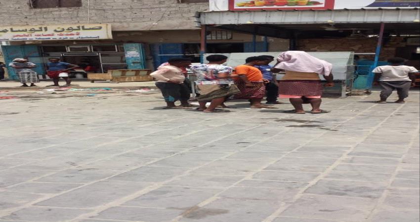 بالصور.. الجوع والعطش يدفع بعشرات الأفارقة الوقوف على أبواب المطاعم بلحج