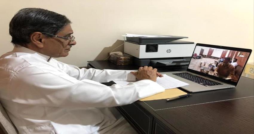 محافظ حضرموت يترأس اجتماعاً عبر الانترنت بوكلاء المحافظة ومدراء المرافق الخدمية 