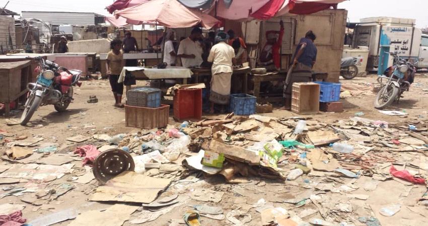مطالبات برفع مخلفات الأسماك والقمامة من سوق صبر بلحج