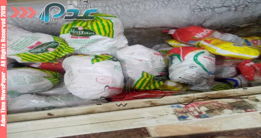 فرق الرقابة بمكتب اشغال لحج تضبط كميات من المواد الغذائية التالفة بينها دجاج مجمد