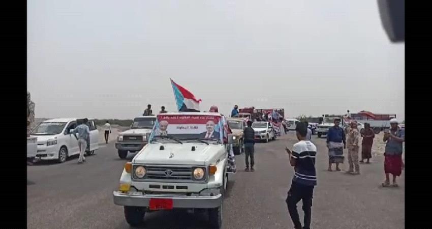 أبناء قبيلة الجعوني بيافع يرفدون جبهات أبين بقافلة غذائية وتموينية