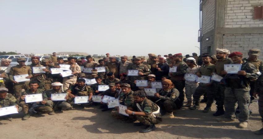 الحزام الأمني بلحج يكرّم عدداً من منتسبيه نظير جهودهم الأمنية