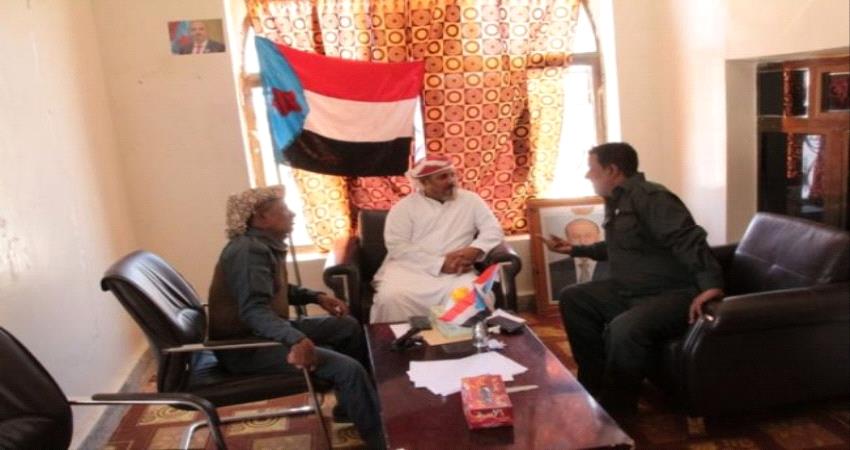 رئيس انتقالي سقطرى يناقش تفعيل دور التحريات والدوريات مع قائد مركز الشامل