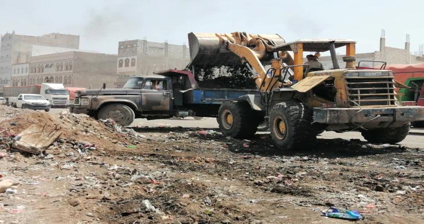 لحج.. رفع اكوام القمامة المتراكمة من شوارع الحبيلين 