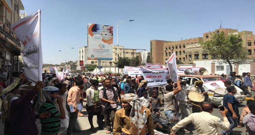 تعز.. حشود تطالب بنشر نتائج التحقيق في اغتيال الحمادي