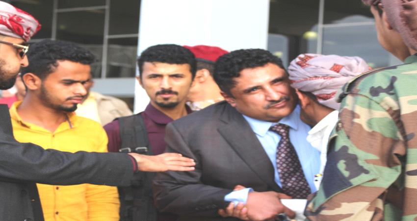 حشد من المستثمرين والشخصيات يستقبلون الشيخ عصام هزاع في مطار عدن