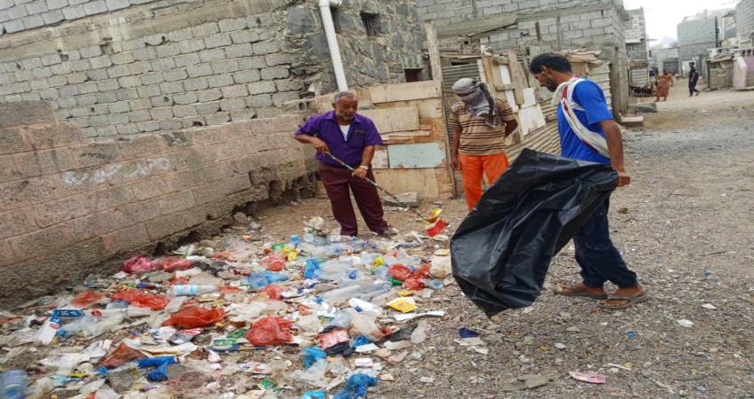 عدن.. حملة نظافة في مدينة البريقة الساحلية