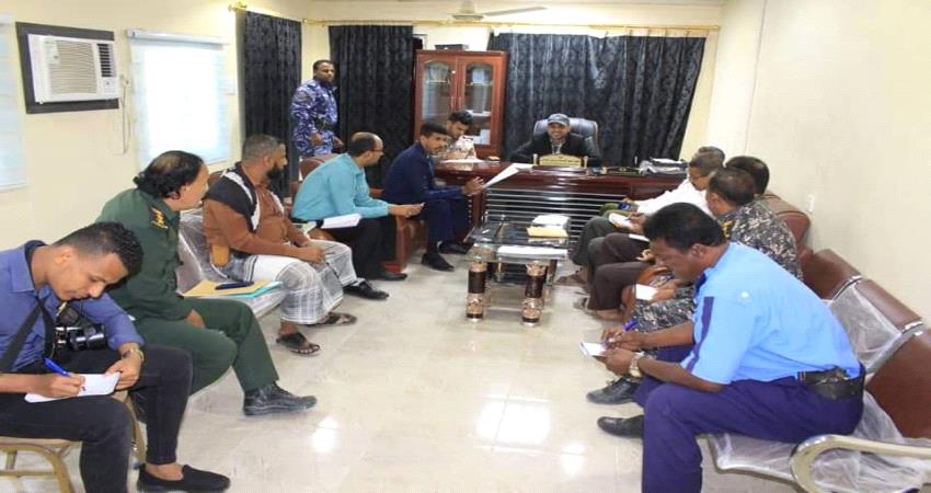 أمن ساحل حضرموت يحدد مواقف الحافلات وأوقات مرور الشاحنات ويقر عقوبات على من يخالف