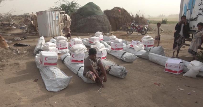 الحديدة.. الهلال الإماراتي يغيث المتضررين من حريق مخيم الخوخة