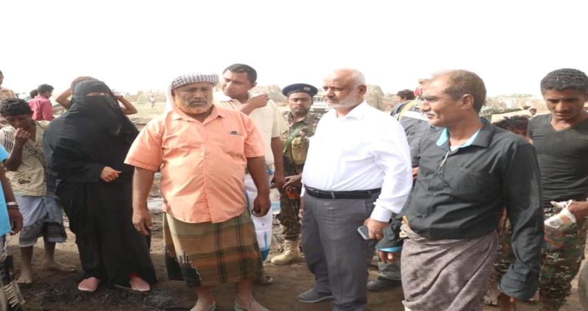 محافظ الحديدة يوجه بتعويض متضرري حريق مخيم الخوخة