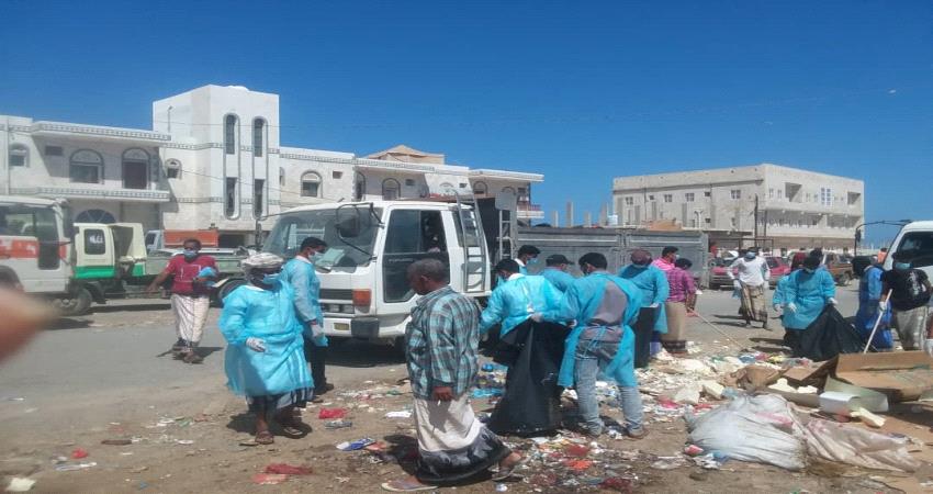 كلية المجتمع ومؤسسة خليفة ينظمان حملة نظافة بمدينة حديبو في سقطرى