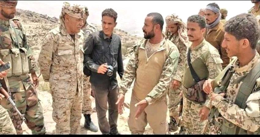 قيادات عسكرية رفيعة تتفقد الخطوط الأمامية شمالي الضالع