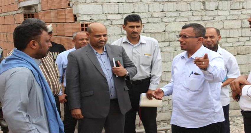 السلطة المحلية تفتتح مختبر بمركز علاج الأورام في المكلا 