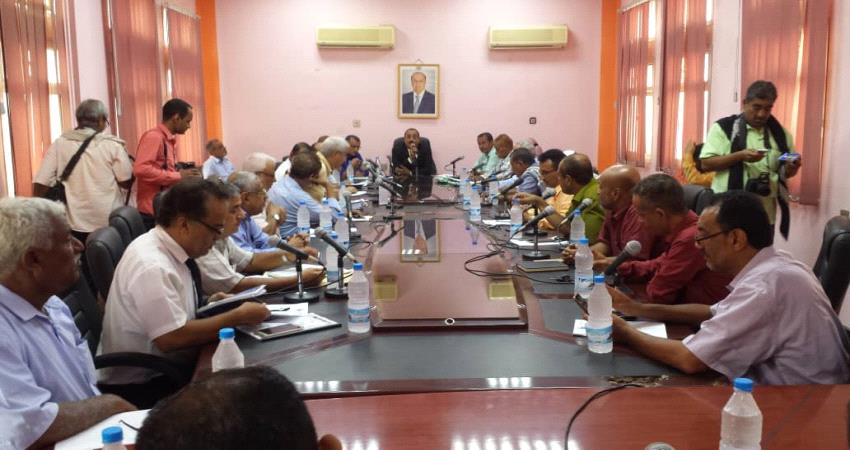 لحج.. المكتب التنفيذي يوصي بتشكيل لجنة طبية وغرفة عمليات ومنع تدفق الافارقة