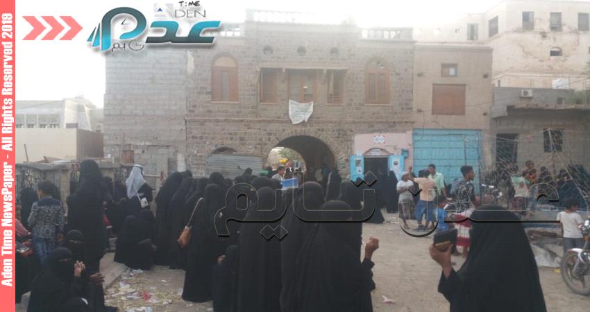 المساعدات النقدية في لحج.. إعانة بسيطة مغموسة بالمشقة وطول الانتظار ( تقرير خاص )