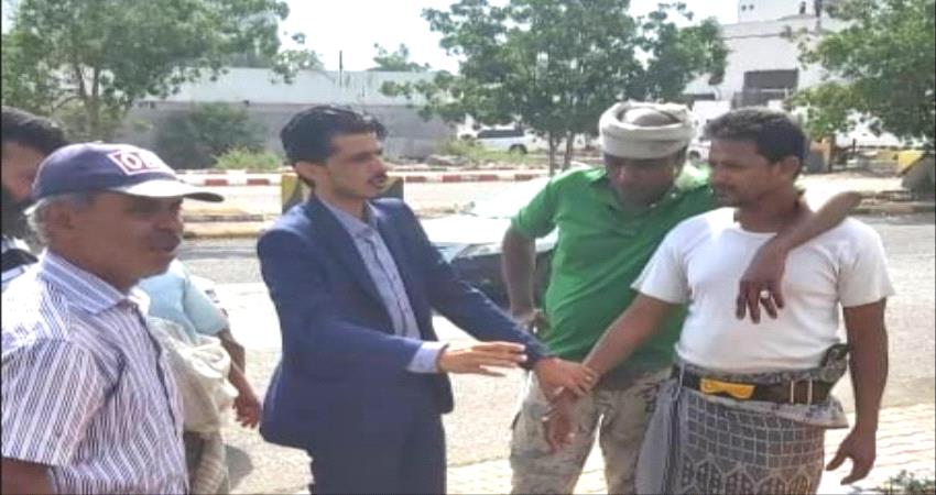 عدن.. مأمور خورمكسر الشاجري يشرف ميداني على أعمال التشجير بالمديرية