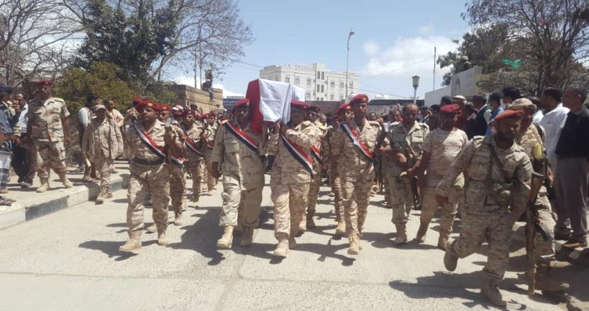 استقبال حاشد لجثمان الشهيد عدنان الحمادي وتشييعه غدا في مسقط راسه بتعز