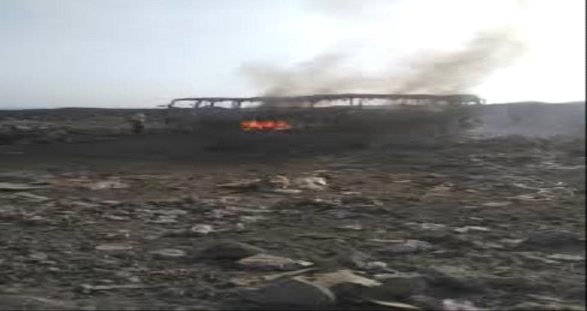 مسؤول حكومي يوضح ملابسات احتراق حافله النقل الجماعي في أبين