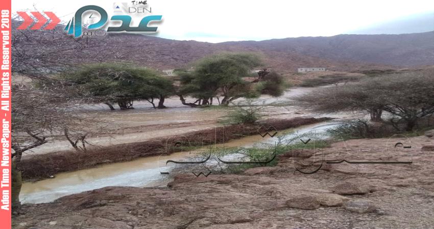 تحذيرات لسائقي المركبات ووسائل نقل الركاب من خطورة المرور بواد في أبين