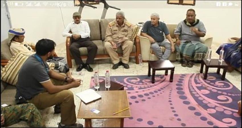 محافظ لحج يشدد على اتخاذ تدابير أمنية وصحية لمجابهة فيروس كورونا بمخيم خرز للأجئين