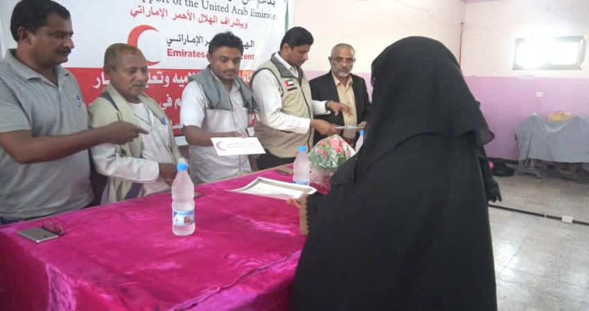 الحديدة .. الهلال الإماراتي يختتم دورات مراكز محو الأمية ويكرم 400من الخريجات وهيئة التدريس