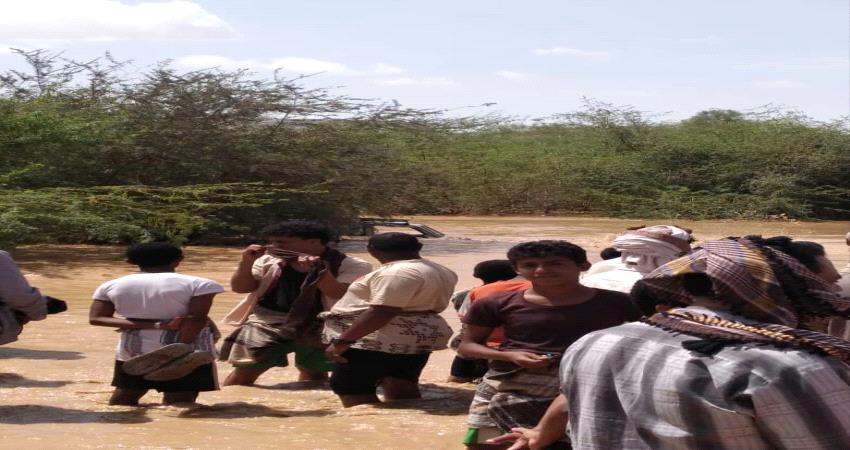  نجاة شخصين بإعجوبة جراء سيول حضرموت وتحذيرات لملاك المركبات