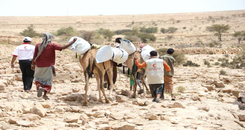 الهلال الإماراتي يتحدى التضاريس ويستخدم الجمال لإغاثة مناطق ريفية في حضرموت