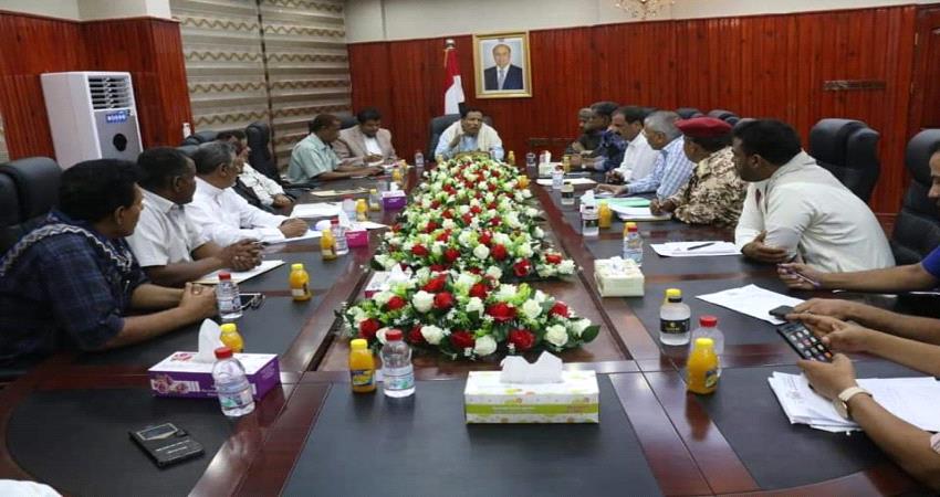 محافظ المهرة يترأس اجتماع لجنة الطوارئ ويطمئن المواطنين بشأن المواد الغذائية