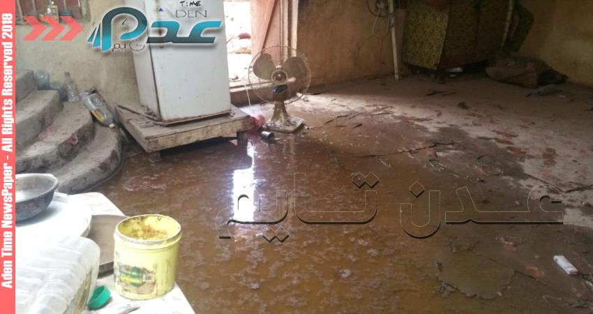 شاهد بالصور .. الأمطار تغرق منازل المواطنين في حوطة لحج